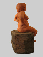 Sitzende Frau auf EichenKlotz | Ton, Holz | 1996 | 46 cm x 24 cm x 25 cm